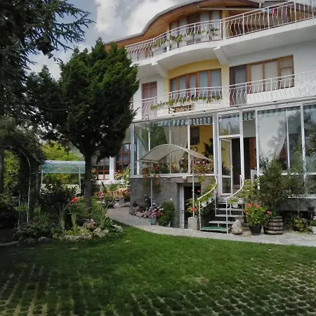 Guest house Вила Карина *